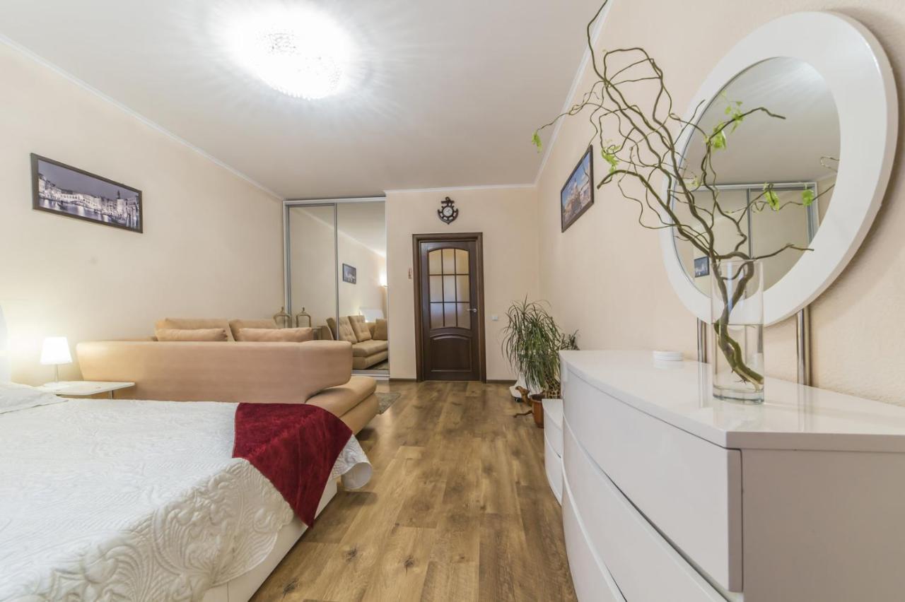 1 Поверх Ж К Паркові Озера Метро Дарниця Apartman Kijev Kültér fotó