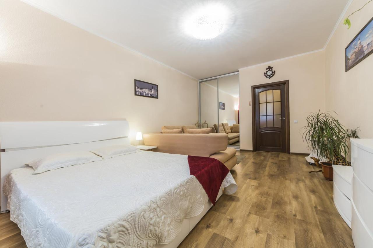 1 Поверх Ж К Паркові Озера Метро Дарниця Apartman Kijev Kültér fotó